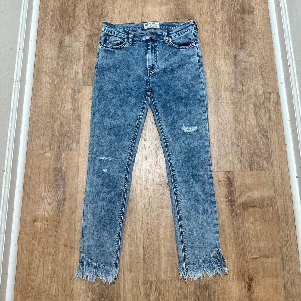 Free People | Women's Y2K Acid Wash‎ Frayed Hem Distressed Skinny Jeans, Size 27